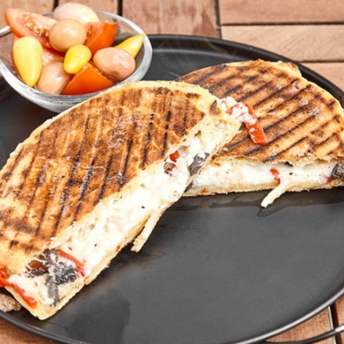 Kavurmalı Kaşarlı Bazlama Tost