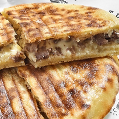 Bazlamalı Kavurmalı-kaşarlı Tost